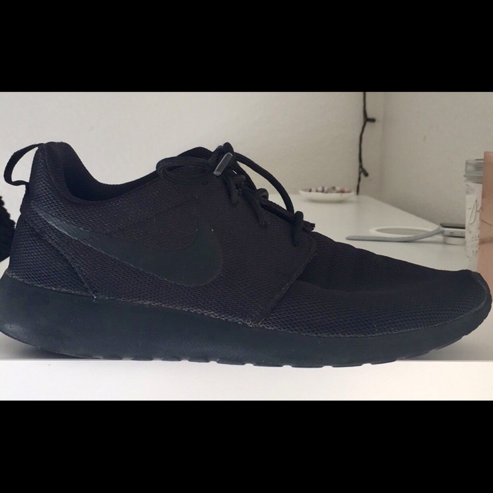 All Black Nike Roshes